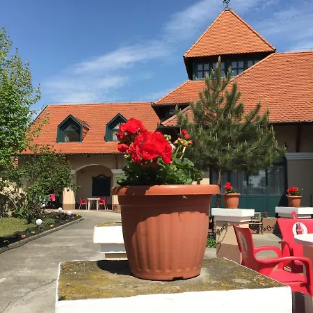 Garden Panzio 住宿加早餐酒店