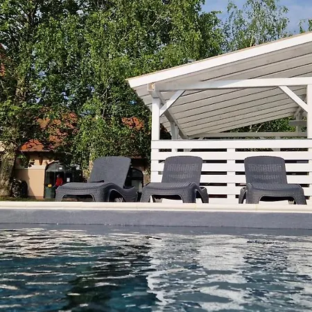 Garden Panzio 住宿加早餐酒店 3*