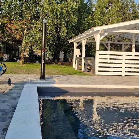 Garden Panzio 住宿加早餐酒店