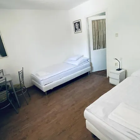 Garden Panzio Bed & Breakfast *